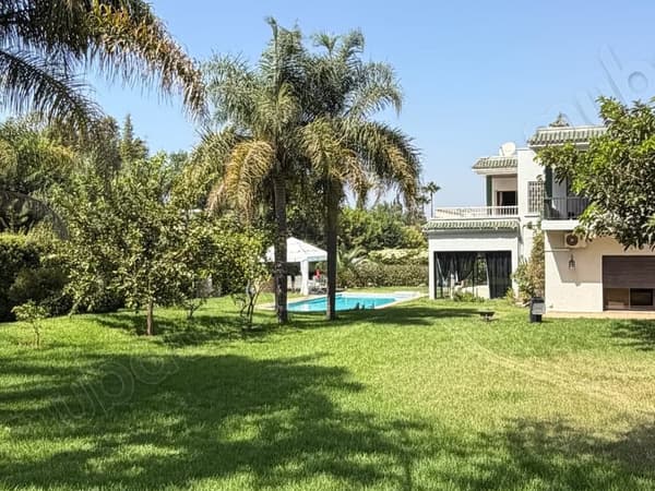 Villa de haut standing à vendre à Souissi. Surface de 25000 m². Piscine
