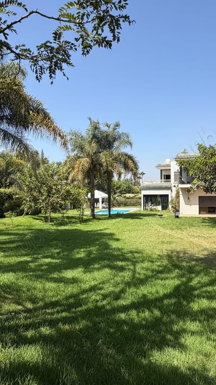 Villa de haut standing à vendre à Souissi. Surface de 25000 m². Piscine