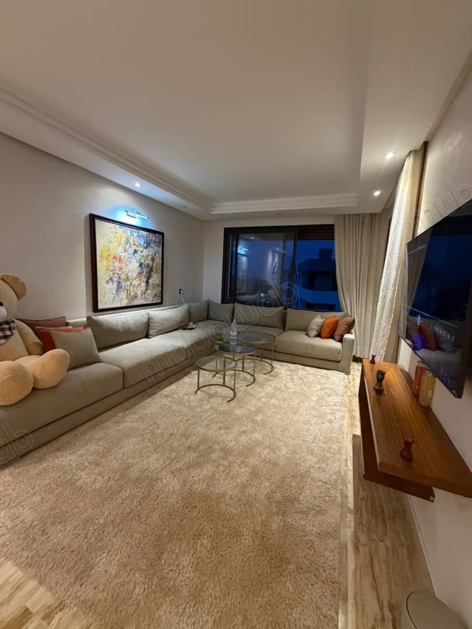 Appartement en location à Dar Bouazza. 3 grandes pièces. Cuisine bien équipée