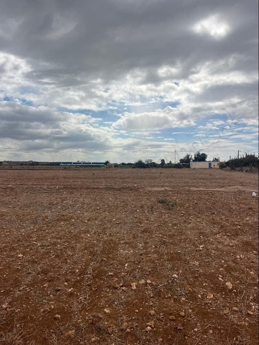 Grond te koop in Al Kodia. Oppervlakte 13700 m²