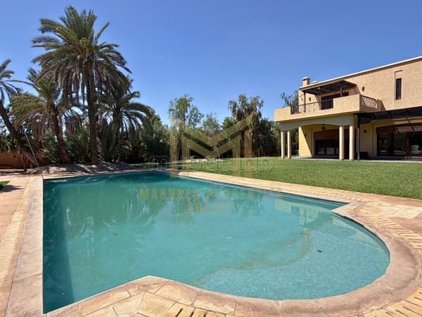 Magnifique villa à vendre à Ennakhil Palmeraie. 7 pièces confortables. Bien meublé
