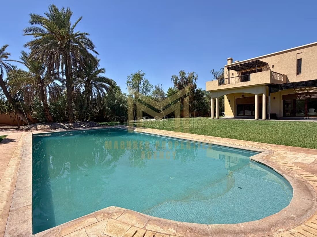Magnifique villa à vendre à Ennakhil Palmeraie. 7 pièces confortables. Bien meublé