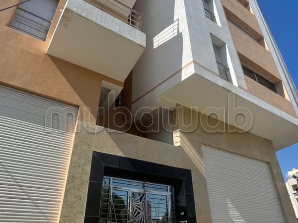Bureaux à louer à Agdal. Surface de 480 m². Porte blindée et résidence sécurisée
