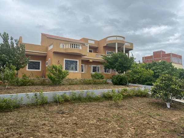 Maison équipée à vendre avec grand terrain