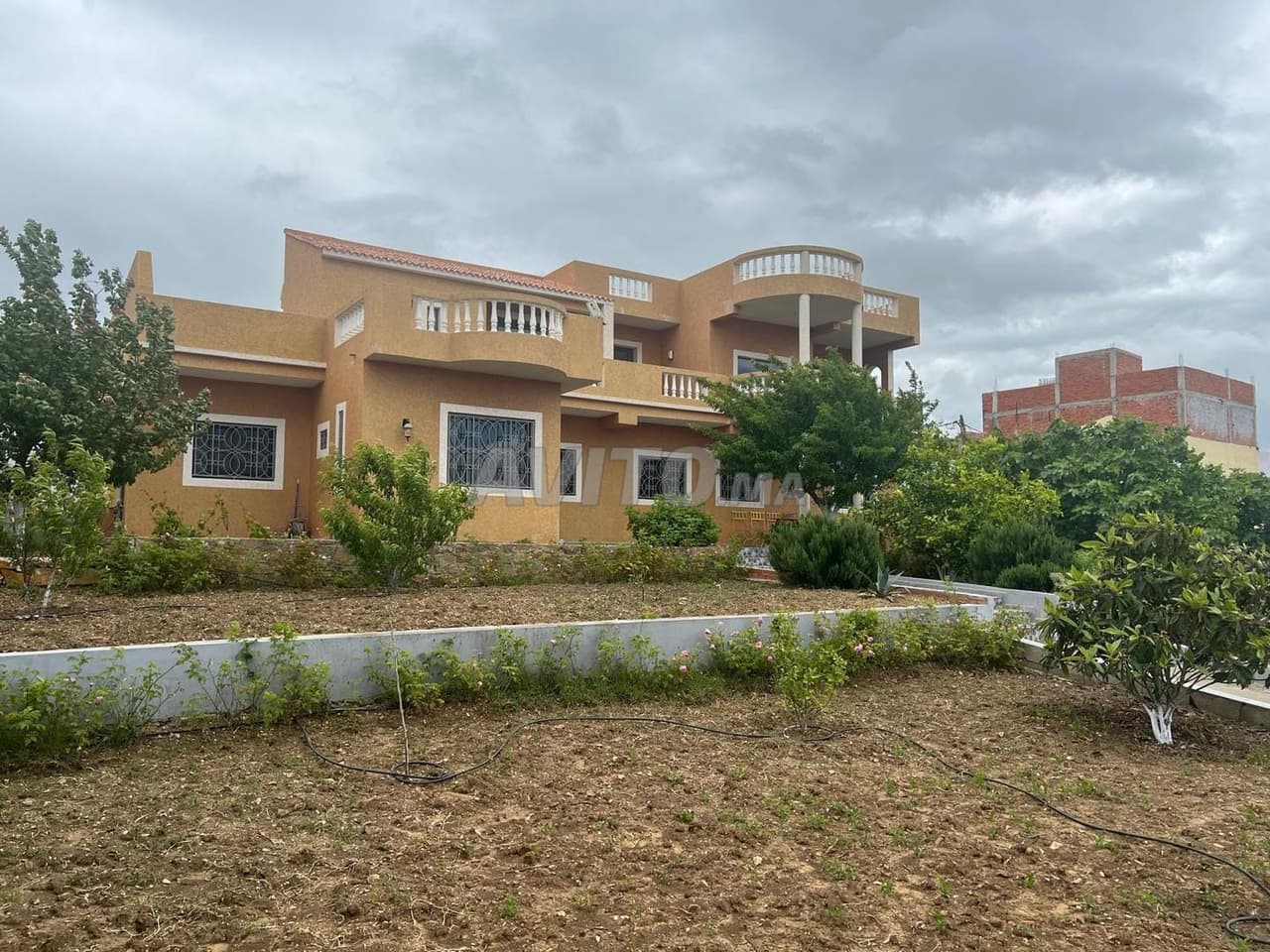 Maison équipée à vendre avec grand terrain
