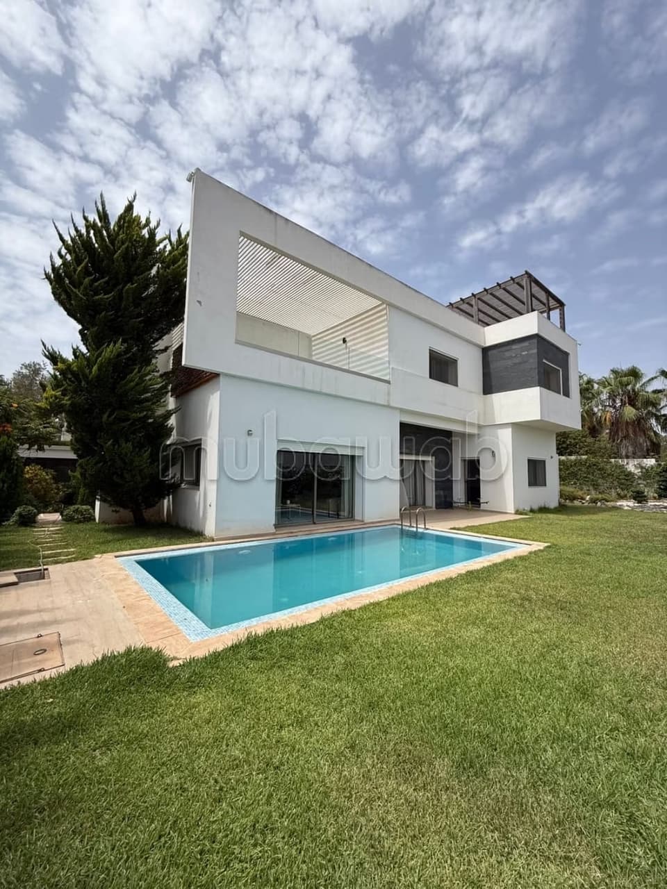 Luxevilla te huur in Bassatine el manzeh. Totale oppervlakte 780 m². Goed gemeubileerd