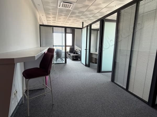 Petite Plateau bureau neuf aménagé vue mer