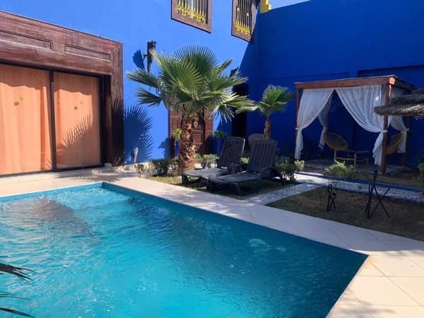 Riad de luxe à vendre à Ouled Hassoun. 6 chambres magnifiques. Cheminée, piscine