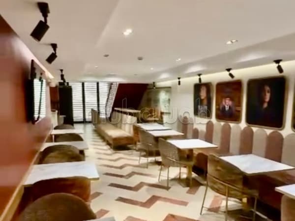 Café restaurant tout équipé à l'achat à Route de Safi. Surface totale 223 m². Résidence…