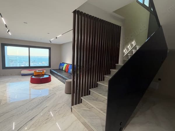 Zu vermieten: UNMÖBLIERTES Duplex mit unvergleichlichem Meer- und Poolblick