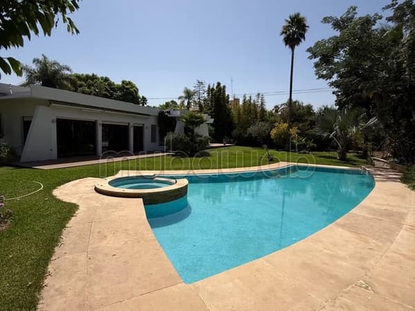 Magnifique villa à louer à Souissi. 7 pièces. Belle terrasse et jardin