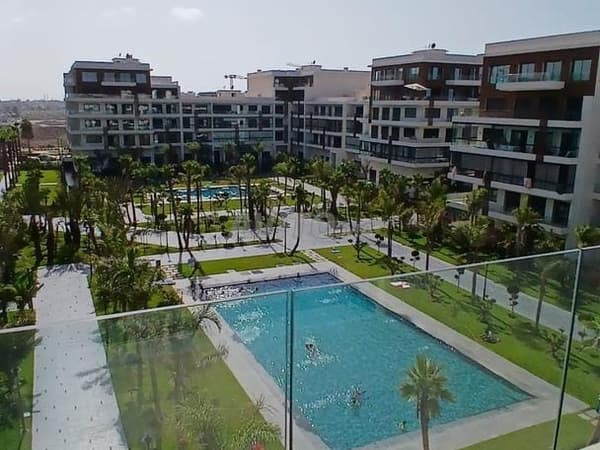 Mooi appartement met terras en zwembaduitzicht