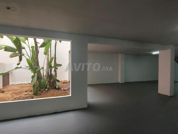 Local commercial 977 m² triangle d'or Max Mara