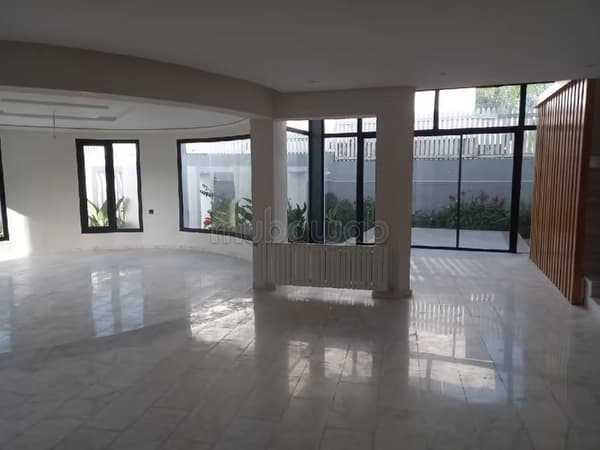 Prächtige Villa zu verkaufen in Bir Rami Ouest. Wohnfläche 640 m². Kamin und Concierge
