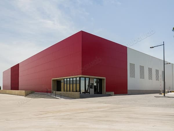 Terrain Showroom Premium sur route des dommaines