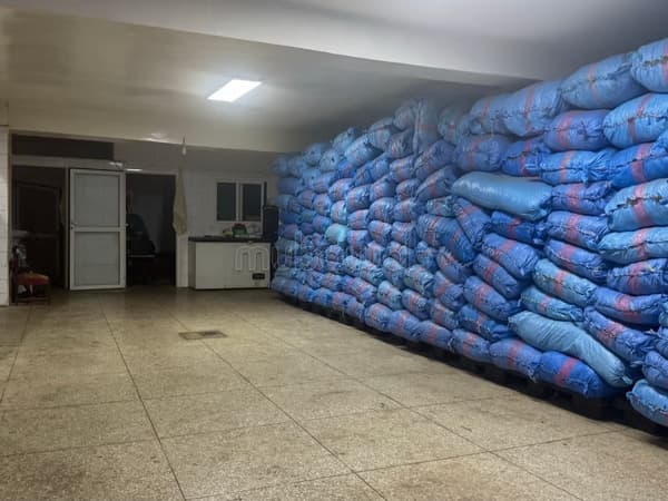Beautiful commercial storage unit for rent at Les princesses. Total surface 251 m²