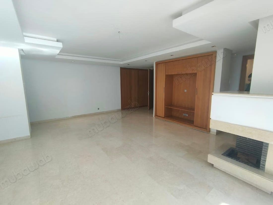 Bel appartement en location à Souissi. Surface totale 170 m². Fenêtres avec double…
