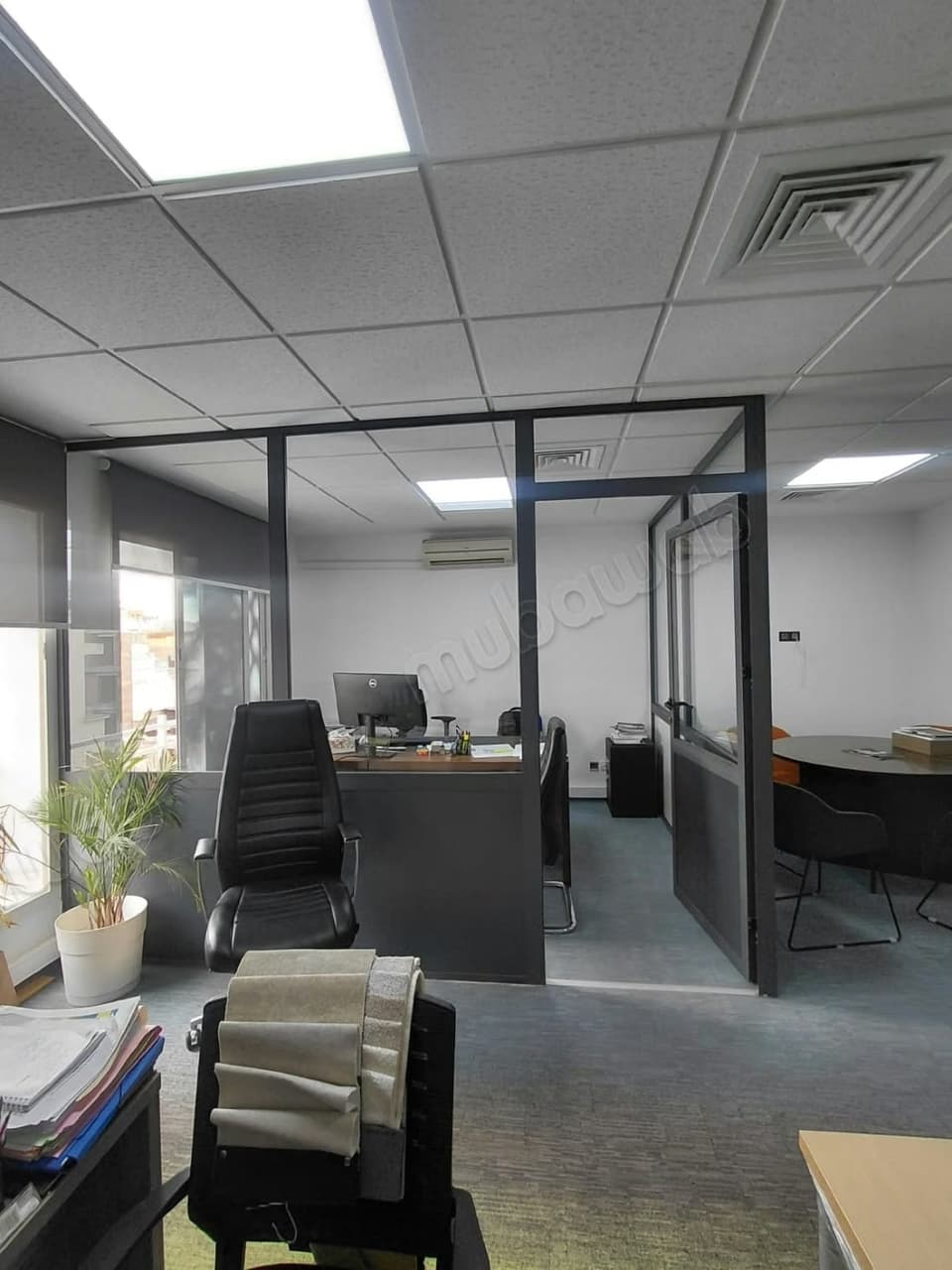Kantoren te koop in Beauséjour. Totale oppervlakte 56 m². Beveiligde deur en centrale verwarming