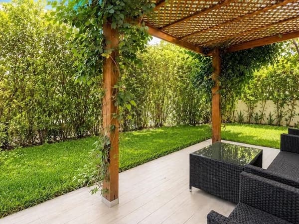 Vente d'un bel appartement Rez de jardin à Ville Verte. 2 chambres. Terrasse et ascenseur