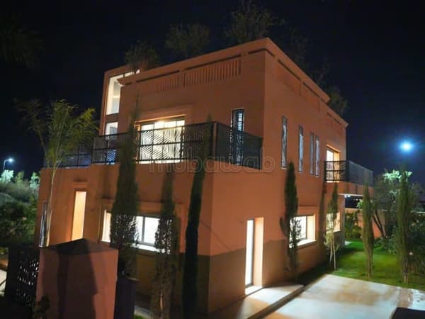 فيلا جميلة من طابقين بطريق الواحة
