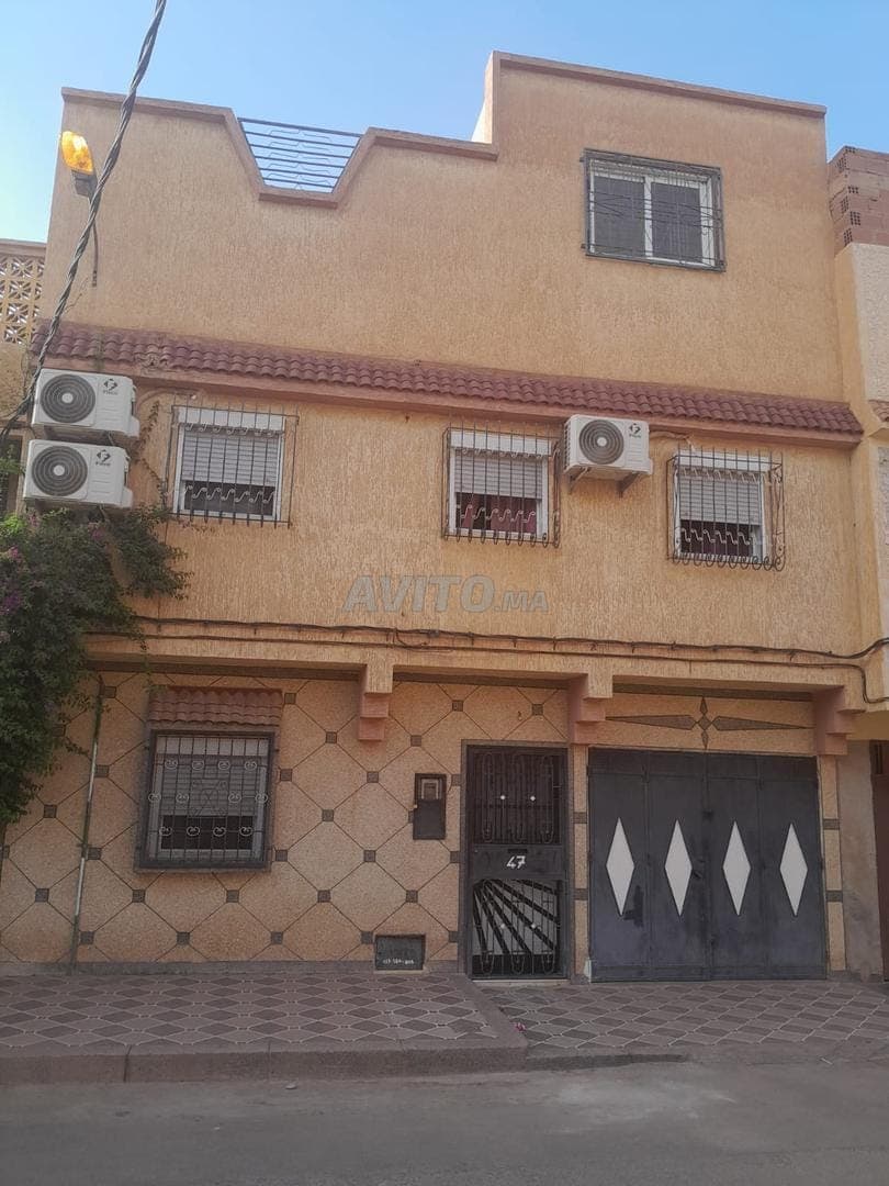منزل محفظ ومجدد ومفروش، طابقان فوق الأرضي مع مرآب