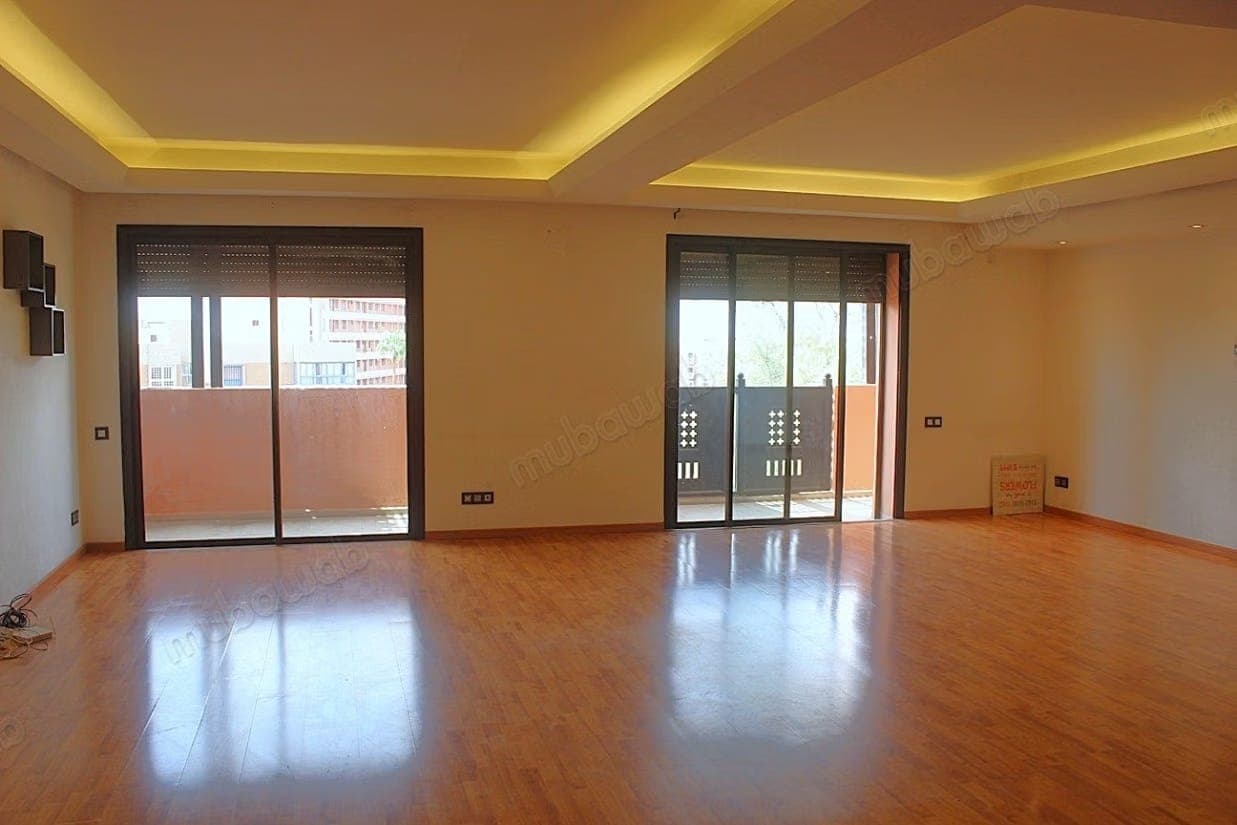 Grande duplex da affittare vuoto vicino a Victor HUGO