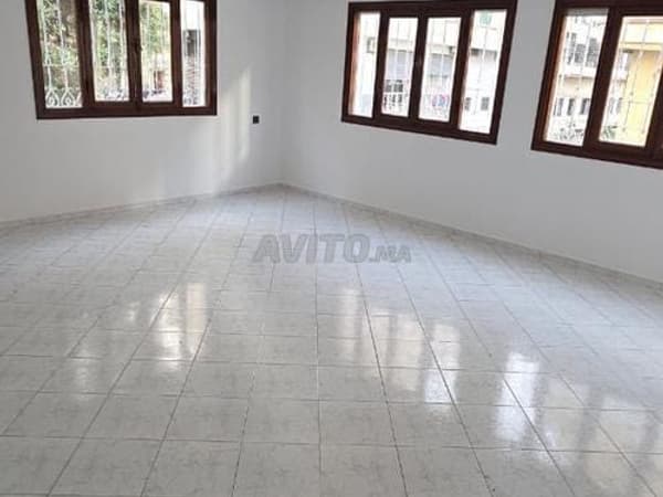 Appt con grande cortile, veranda dietro stazione oasis