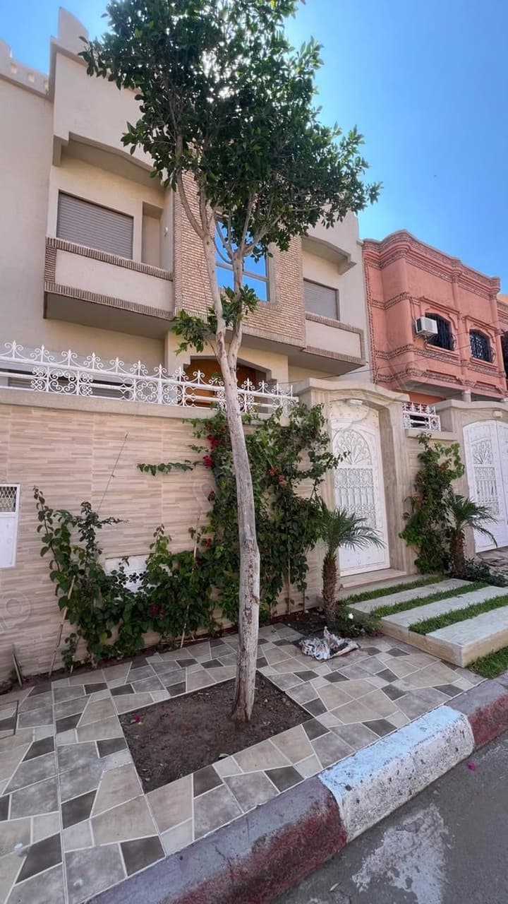Maison de luxe à louer à Route Casablanca. Surface totale 400 m². Meublé