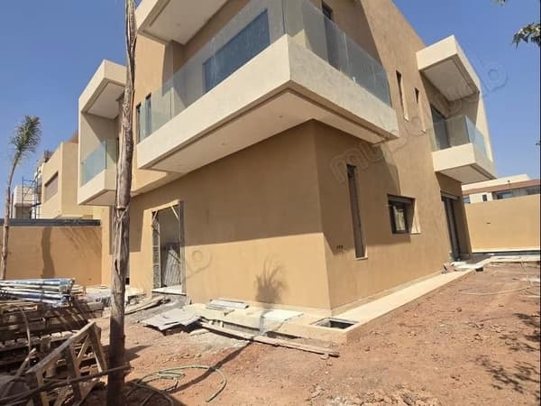 فيلا جديدة فاخرة بخمس غرف وحوض سباحة