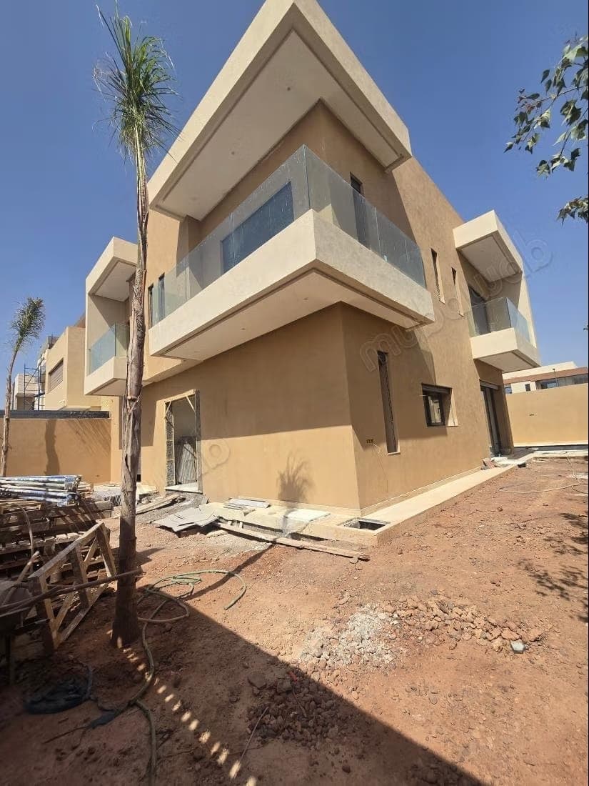 New high-end villa with 5 bedrooms and a swimming pool