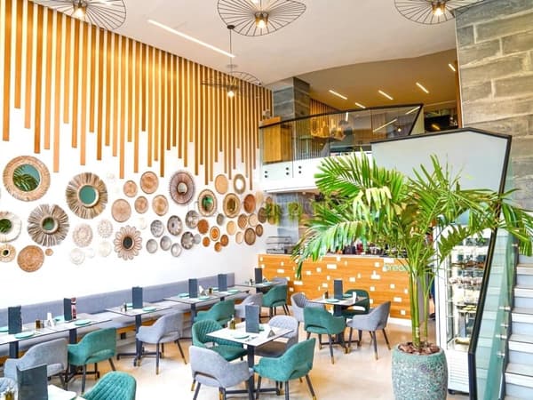 En Location Gérance: Magnifique Café Restaurant entièrement Équipé dans une zone à fort…