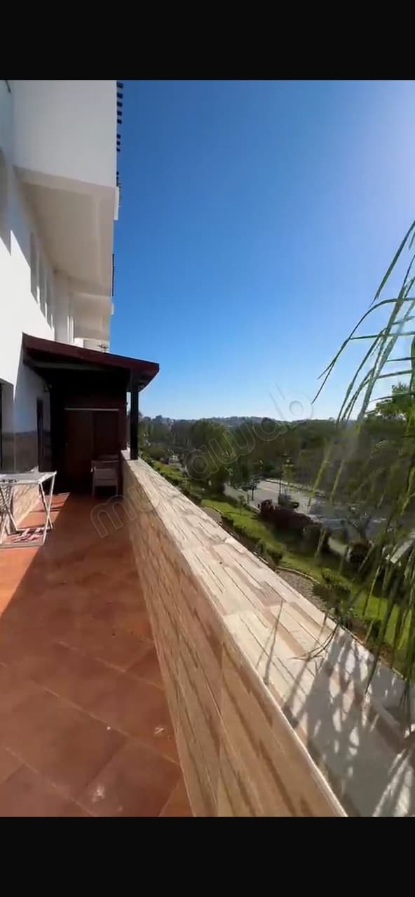 Piso en alquiler en el centro de la ciudad. Superficie total de 130 m². Amueblado