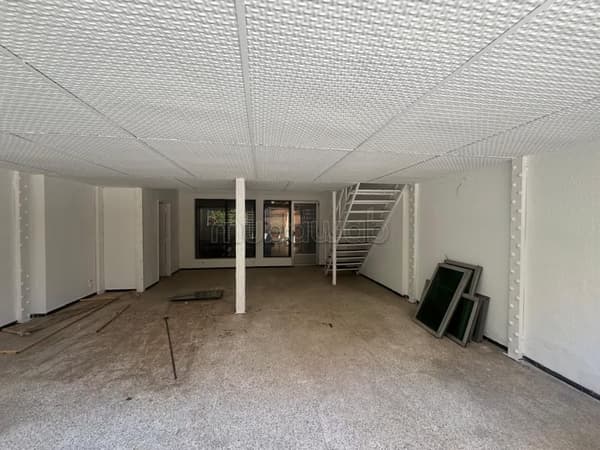 Magasin dans une galerie commerciale à louer à 5min de la gare refait à neuf