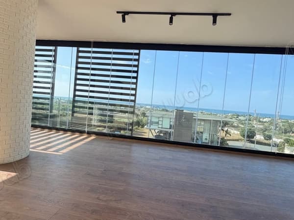 Fabuleux penthouse à vendre à Ain Diab. Superficie totale de 250 m²