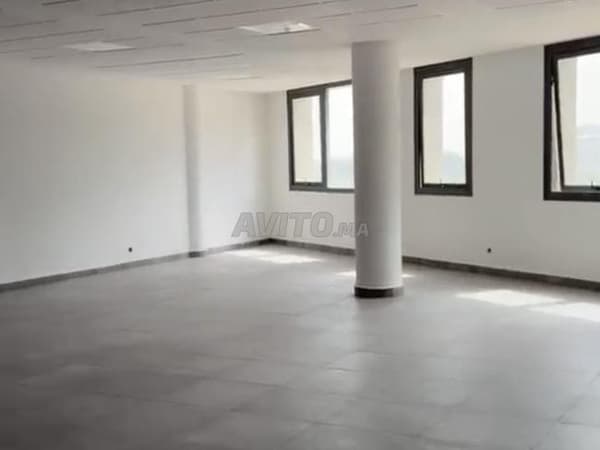 BUREAUX À LOUER À CF BIEN AMÉNAGÉS