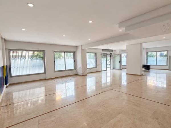 Local commercial à vendre à Administratif. Surface totale 170 m²