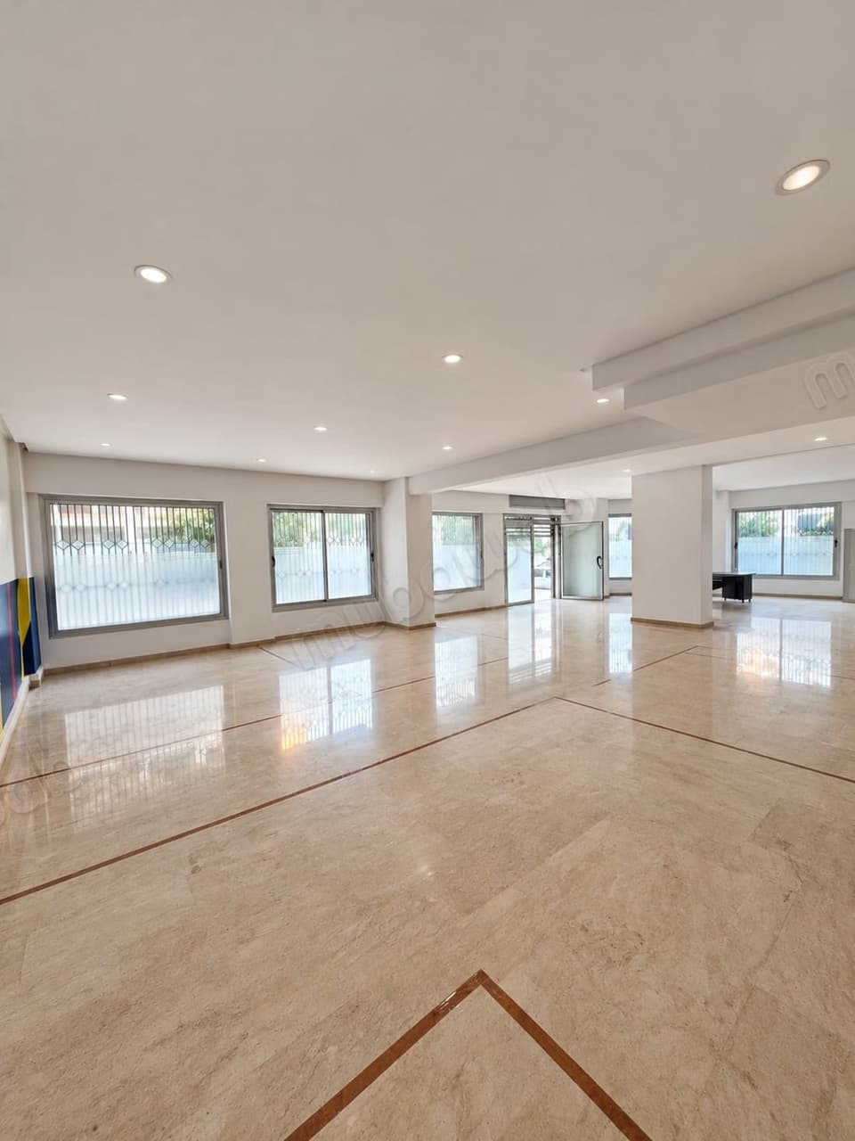 Local commercial à vendre à Administratif. Surface totale 170 m²