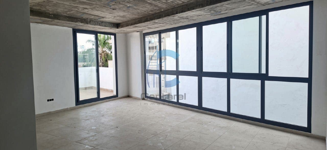 Bureau neuf avec terrasse à louer à Oasis – 67 m²
