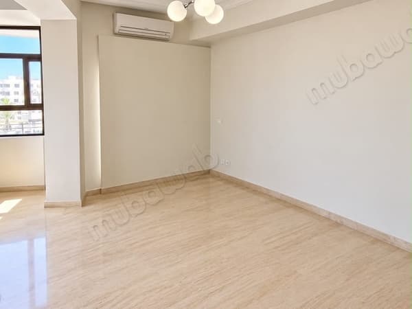 À Palmier. Surface de 155 m². Vide