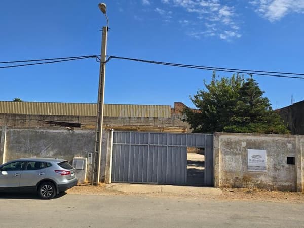 Entrepôt avec charpente et locaux..