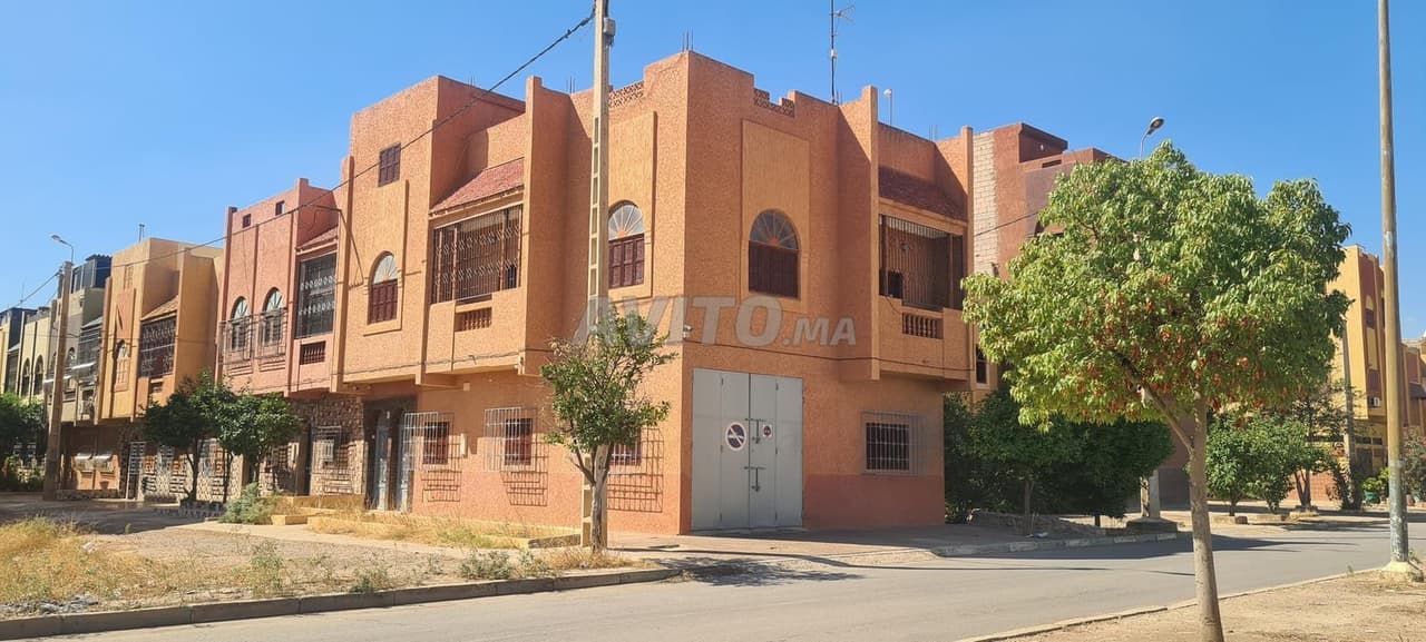 Casa titulada en venta, 3 fachadas, barrio de las flores, negociable