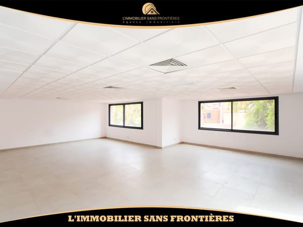 Kantoor van 160 m² te huur in Guéliz – Open ruimte, groot terras, airconditioning…