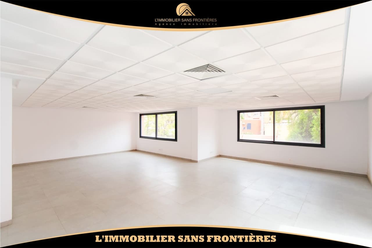 Kantoor van 160 m² te huur in Guéliz – Open ruimte, groot terras, airconditioning…
