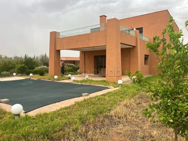 Magnifique villa à vendre à Route de l'Ourika. Superficie 10000 m². Salon Marocain et…
