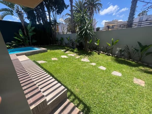 Prachtige gemeubileerde moderne villa te huur in Longchamps Hay Al Hanâa. Oppervlakte 650 m²...