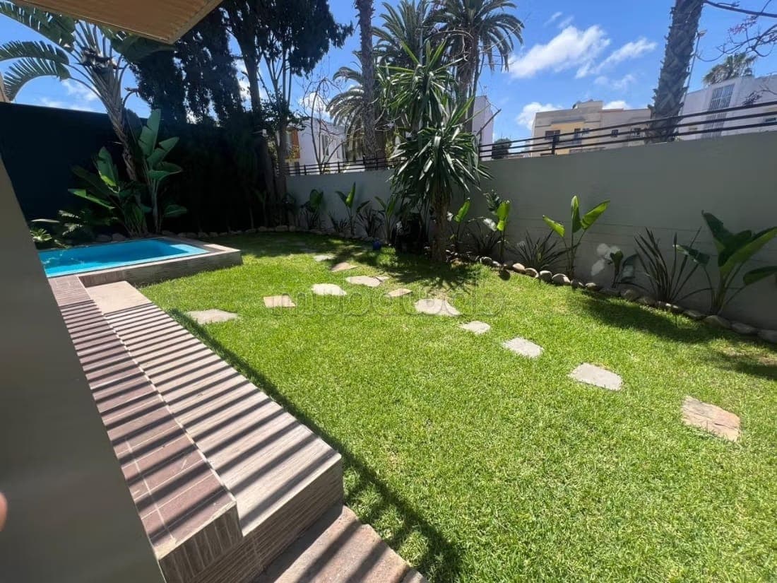 Somptueuse villa meublé moderne à louer à Longchamps Hay Al Hanâa. Surface de 650 m²…