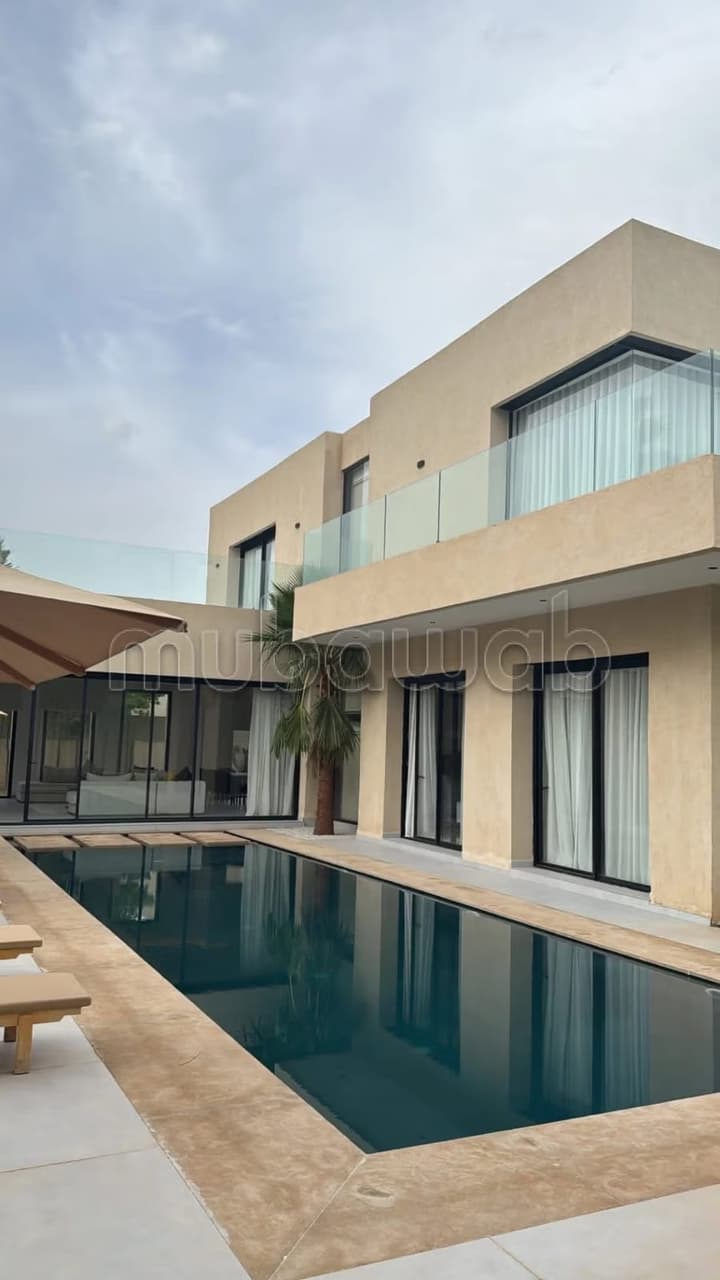 Villa de luxe à louer à Route de l'Ourika. 4 chambres agréables. Bien meublé