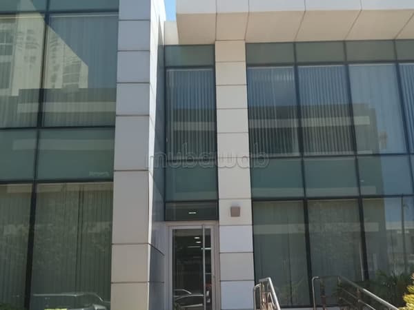 Villa usage bureau equipee