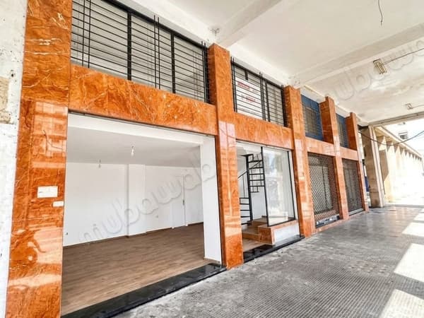 Vend local commercial en Centre Ville. Surface totale 102 m². Fenêtres double vitrage