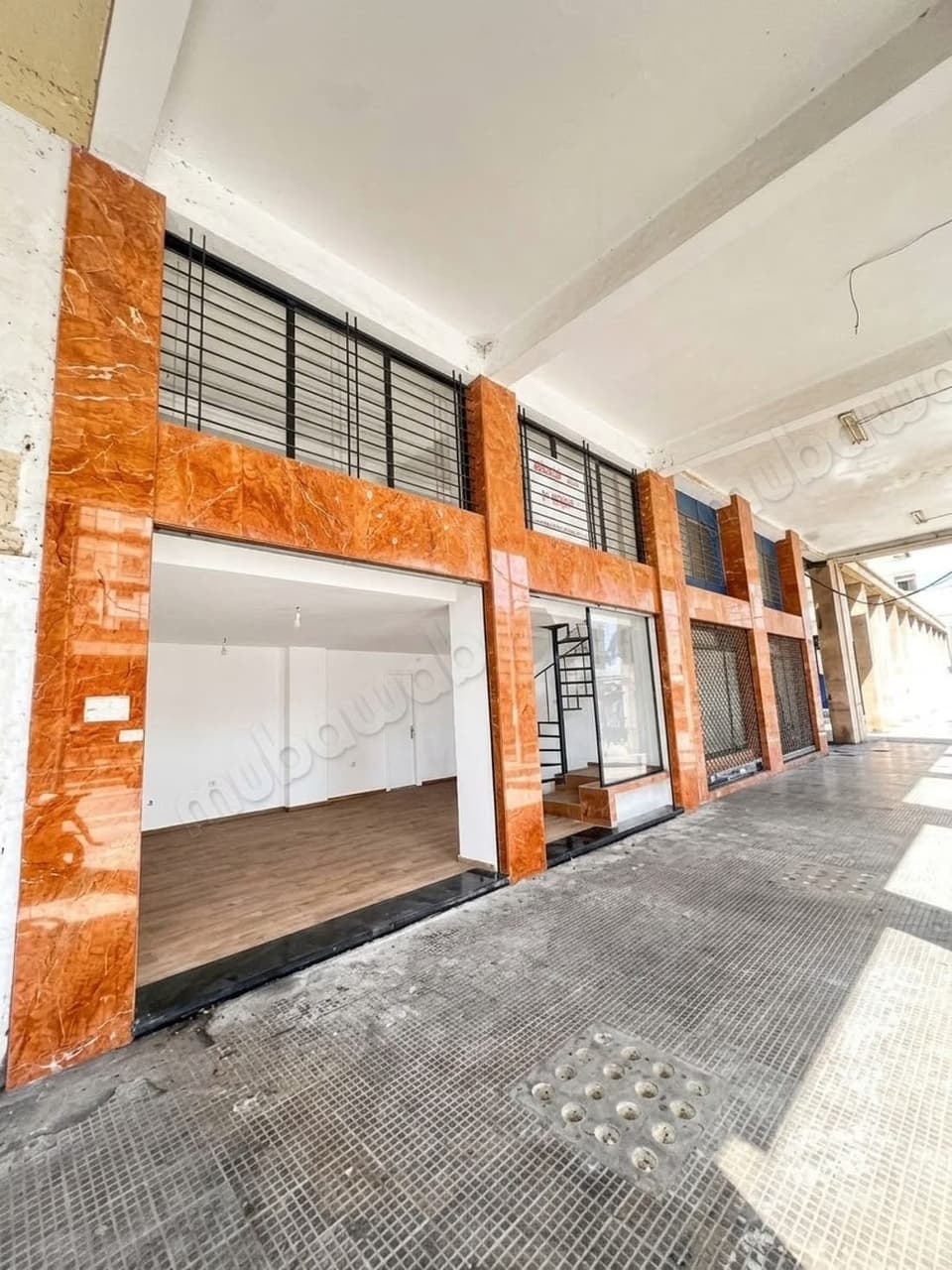 Vend local commercial en Centre Ville. Surface totale 102 m². Fenêtres double vitrage